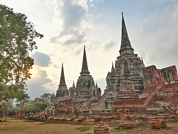 The three chedi (stupas) of Wat Phra Si Sanphet, Phra Nakhon Si Ayutthaya Province Photograph: Setthapongp Licensing: CC-BY-SA-4.0