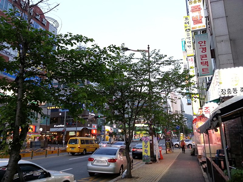 File:Hyeonam Rd. 현암로 (33765706684).jpg