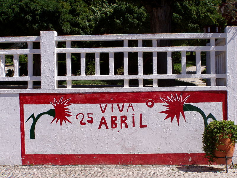 File:Coruche mural 25 Abril.jpg