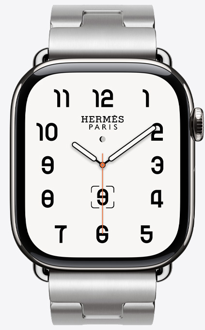 Vue avant du nouveau bracelet Grand H Satiné en acier inoxydable avec le cadran Hermès classique.