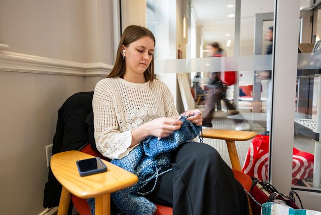 Photo: Autumn Bachofen (CAS,KHC’26) crochets a sweater as a final project for her class Philosophy of Creativity Dec 4 in the lobby of the KHC dorm. Bachofen was confident she’d finish the piece in time for the final presentation. Photo by Cydney Scott