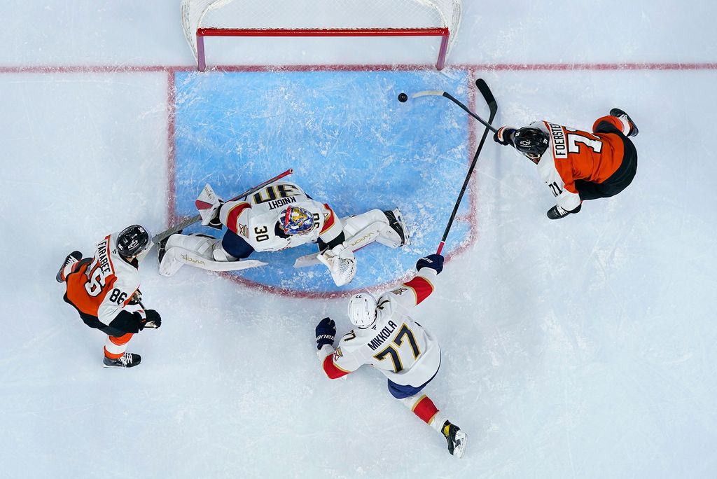 Photo: The Philadelphia Flyers and Florida Panthers on the ice during an NHL hockey game