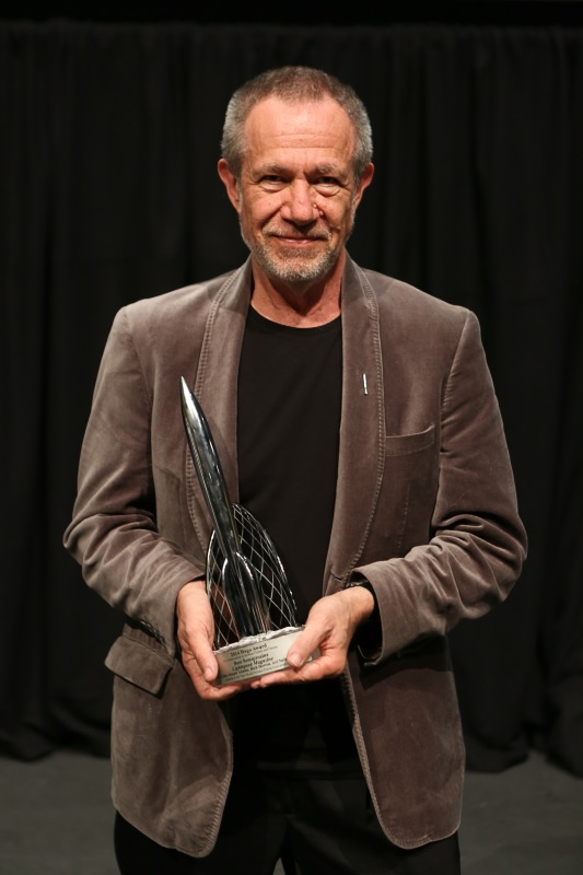 Stefan Rudnicki holding Hugo award