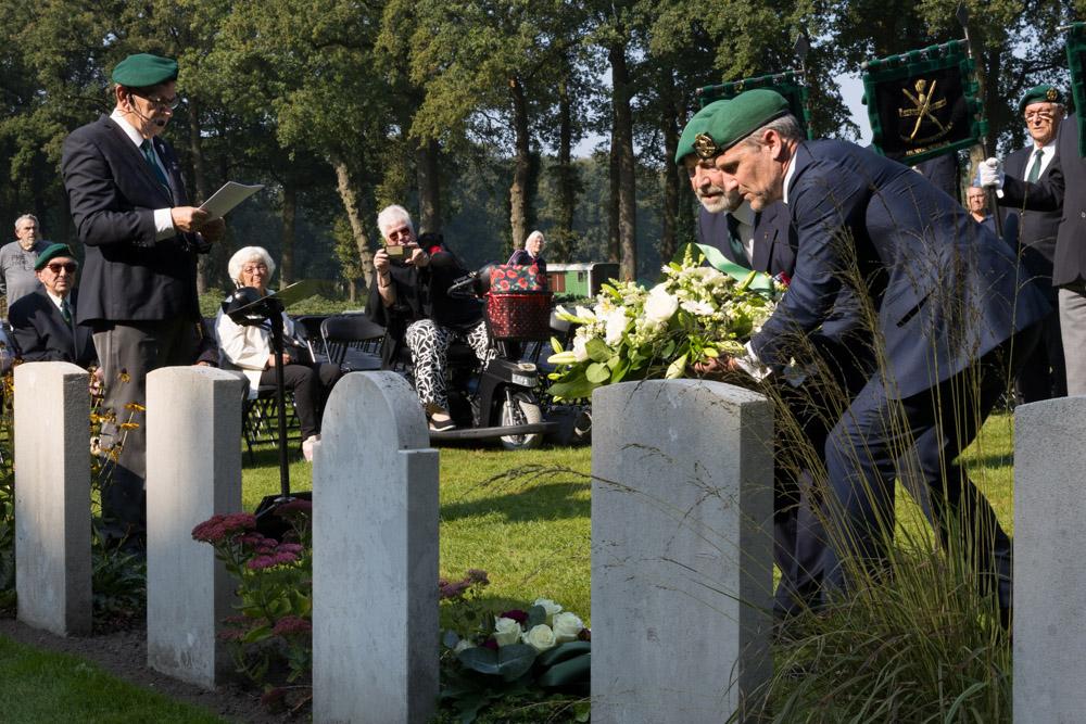 Photo report commemorating commandos at the grave of August Bakhuis-Roozeboom