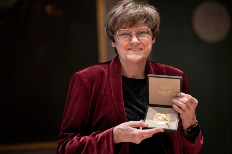 Katalin Karikó showing her Nobel Prize medal