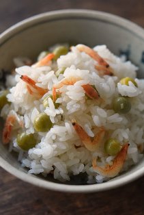 桜えびと豆の炊き込みご飯の写真