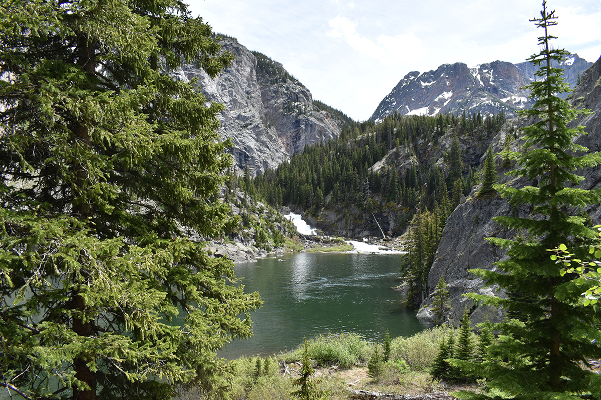 Photo of lake in absaroka-beartooth wilderness