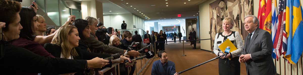 Des journalistes attendent les médias suite à une réunion de l'Assemblée générale. Photo ONU/Rick Bajornas