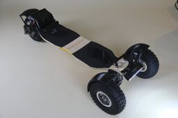 Ce skateboard français tout-terrain roule sur le sable et la neige